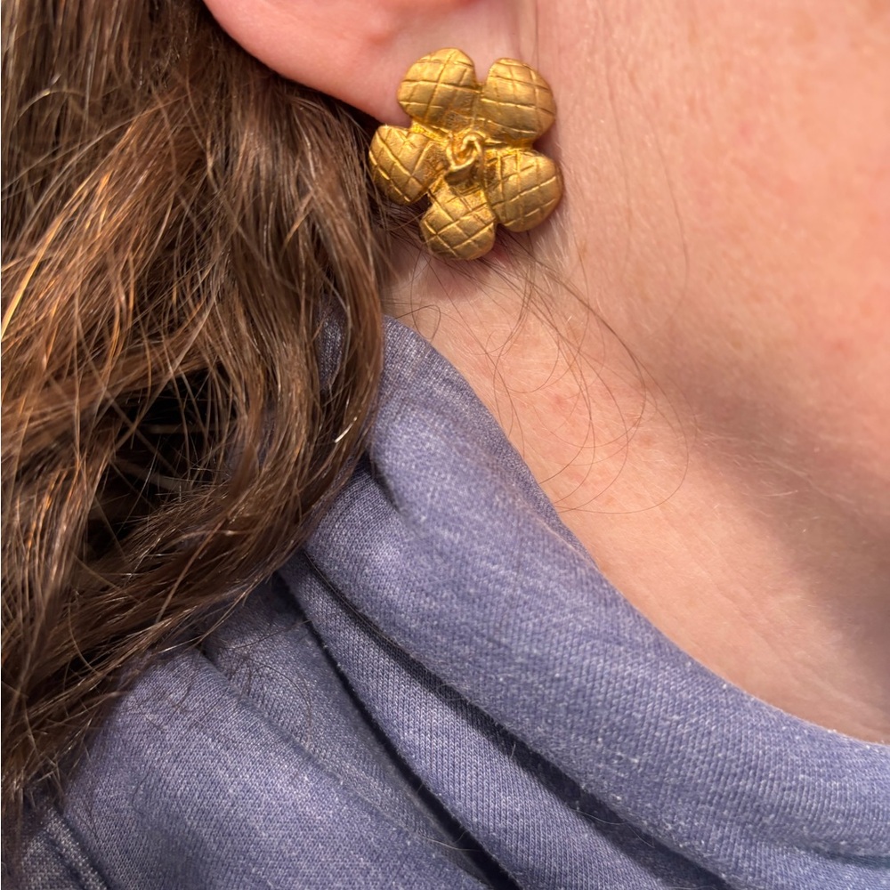 CHANEL Vintage Gold Plated Quilted Camellia Earrings with COA 3/4x3/4 - Picture 7 of 9